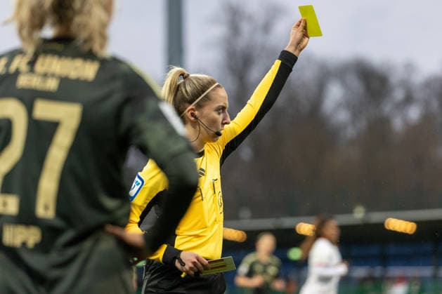 Germany, Google Pixel Womens Bundesliga, Season 2025 2026, Matchday 20, Training Center Cottaweg, RB Leipzig vs 1 FC Union Berlin, Boike Julia referee with yellow card Copyright: xMichellexLukax