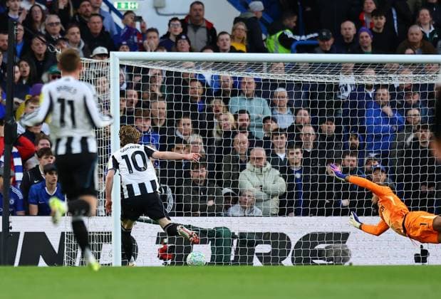 Anthony Gordon of Newcastle United scores the opening goal Chelsea v Newcastle United, Premier League, Football, Stamford Bridge, London, UK - 14 Mar 2026London Stamford Bridge United Kingdom EDITORIAL USE ONLY No use with unauthorised audio, video, data, fixture lists, club league logos or live services. Online in-match use limited to 120 images, no video emulation. No use in betting, games or single club league player publications.  Copyright: xMichaelxZemanek Shutterstockx 16757240s