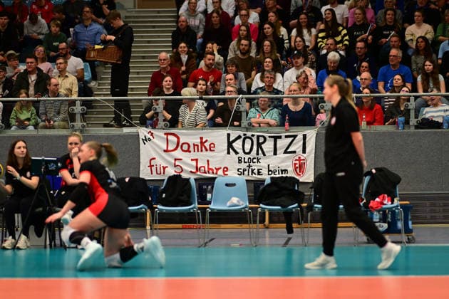 Volleyball I Women I Season 2025 2026 I Bundesliga I Main Round I ETV Hamburger Volksbank Volleys VC Wiesbaden I 14 03 2026 Farewell to Leonie Körtzinger 7, ETV Hamburger Volksbank Volleys with banner, coat of arms, lettering, underwear, scarf Hamburg CU Arena Hamburg Germany Copyright: xLobeca FelixxSchlikisx