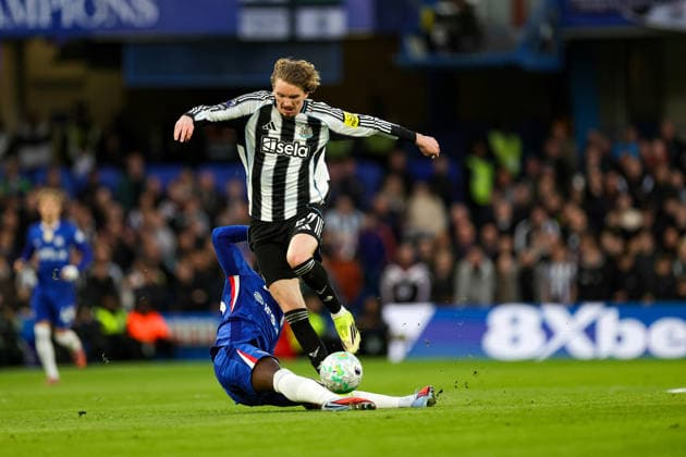 Chelsea v Newcastle United, Premier League Chelsea midfielder MoisÃ s Caicedo (25) fouls Newcastle United forward Nick Woltemade (27) during the Premier League match between Chelsea and Newcastle United at Stamford Bridge, London, UK on 14 March 2026. Editorial use only DataCo restrictions apply See www.football-dataco.com , Copyright: xNigelxKeenex PSI-23886-0063