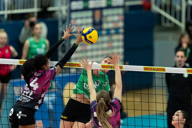 1 Volleyball Bundesliga Women USC Münster vs Schwarz Weiss Erfurt Münster 14 03 2026 Esther Spöler 3 USC Münster vs Alianza Darley 14 Schwarz Weiss Erfurt left and Rosalie Tetzel 8 Schwarz Weiss Erfurt right 1 Volleyball Bundesliga Women USC Münster vs Schwarz Weiss Erfurt Sporthalle Berg Fidel 14 03 2026 Copyright: xBEAUTIFULxSPORTS Duehringx