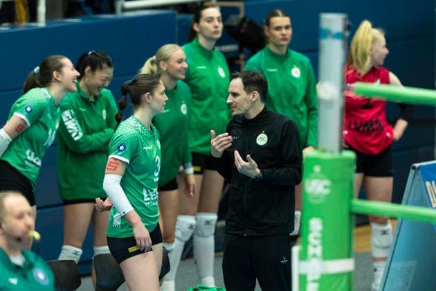 1 Volleyball Bundesliga Women USC Münster vs Schwarz Weiss Erfurt Münster 14 03 2026 Esther Spöler 3 USC Münster left and Matthias Pack Coach USC Münster right 1 Volleyball Bundesliga Women USC Münster vs Schwarz Weiss Erfurt Sporthalle Berg Fidel 14 03 2026 Copyright: xBEAUTIFULxSPORTS Duehringx