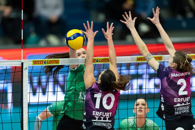 1 Volleyball Bundesliga Women USC Münster vs Schwarz Weiss Erfurt Münster 14 03 2026 Lena Schultze 16 USC Münster vs Kinga Szücs 10 Schwarz Weiss Erfurt left and Elizabeth Sandbothe 2 Schwarz Weiss Erfurt right 1 Volleyball Bundesliga Women USC Münster vs Schwarz Weiss Erfurt Sporthalle Berg Fidel 14 03 2026 Copyright: xBEAUTIFULxSPORTS Duehringx