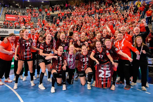 Handball DHB Cup, semi-final, Thueringer HC HSG Bensheim Auerbach the team from Bensheim in front of the fan block, final cheer final cheer emotion joy fan curve fans fan block Stuttgart Porsche Arena Baden Württemberg Germany