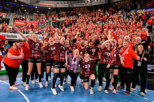 Handball DHB Cup, semi-final, Thueringer HC HSG Bensheim Auerbach the team from Bensheim in front of the fan block, final cheer final cheer emotion joy fan curve fans fan block Stuttgart Porsche Arena Baden Württemberg Germany