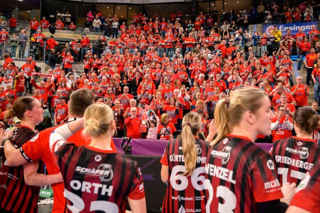 Handball DHB Cup, semi-final, Thueringer HC HSG Bensheim Auerbach the team from Bensheim in front of the fan block, final cheer final cheer emotion joy fan curve fans fan block Stuttgart Porsche Arena Baden Württemberg Germany