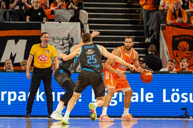 easyCredit BBL Ratiopharm Ulm vs Science City Jena 14 03 2026 Ulm, GERMANY 14 March 2026 Lorenz Bank Science City Jena, 25 vs Christopher Ledlum Ratiopharm Ulm, 4 in a duel during the match between Ratiopharm Ulm and Science City Jena on matchday 24 of the easyCredit BBL at the ratiopharm Arena Ulm Copyright: xBEAUTIFULxSPORTS Steinx