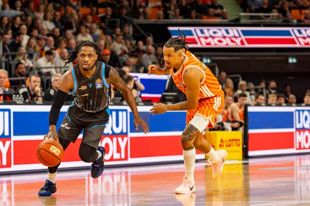 easyCredit BBL Ratiopharm Ulm vs Science City Jena 14 03 2026 Ulm, GERMANY 14 March 2026 Uchenna Iroegbu Science City Jena, 1 vs Nelson Weidemann Ratiopharm Ulm, 0 during the build-up during the match between Ratiopharm Ulm and Science City Jena on matchday 24 of the easyCredit BBL at the ratiopharm Arena Ulm Copyright: xBEAUTIFULxSPORTS Steinx