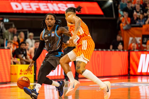 easyCredit BBL Ratiopharm Ulm vs Science City Jena 14 03 2026 Ulm, GERMANY 14 March 2026 Uchenna Iroegbu Science City Jena, 1 in duel against Nelson Weidemann Ratiopharm Ulm, 0 during the match between Ratiopharm Ulm and Science City Jena on matchday 24 of the easyCredit BBL at the ratiopharm Arena Ulm Copyright: xBEAUTIFULxSPORTS Steinx