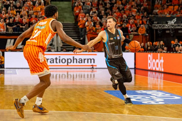 easyCredit BBL Ratiopharm Ulm vs Science City Jena 14 03 2026 Ulm, GERMANY 14 March 2026 Jack Pagenkof Science City Jena, 11 vs Malik Osborne Ratiopharm Ulm, 10 during the build-up during the match between Ratiopharm Ulm and Science City Jena on matchday 24 of the easyCredit BBL at the ratiopharm Arena Ulm Copyright: xBEAUTIFULxSPORTS Steinx