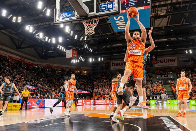 easyCredit BBL Ratiopharm Ulm vs Science City Jena 14 03 2026 Ulm, GERMANY 14 March 2026 Christopher Ledlum Ratiopharm Ulm, 4 defending at the basket during the game between Ratiopharm Ulm and Science City Jena on matchday 24 of the easyCredit BBL at the ratiopharm Arena Ulm Copyright: xBEAUTIFULxSPORTS Steinx