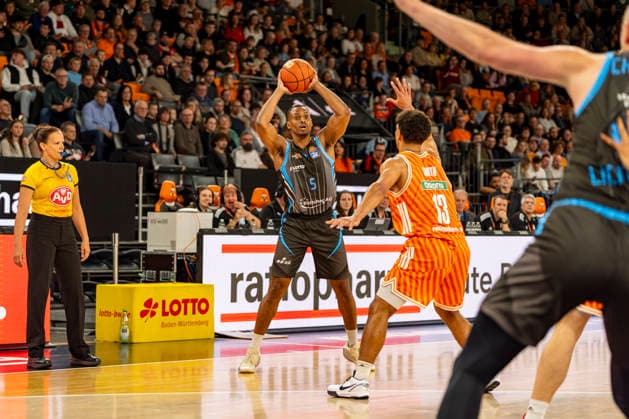 easyCredit BBL Ratiopharm Ulm vs Science City Jena 14 03 2026 Ulm, GERMANY 14 March 2026 Chris Carter Science City Jena, 5 vs Mark Smith Ratiopharm Ulm, 13 during the build-up during the game between Ratiopharm Ulm and Science City Jena on matchday 24 of the easyCredit BBL at the ratiopharm Arena Ulm Copyright: xBEAUTIFULxSPORTS Steinx