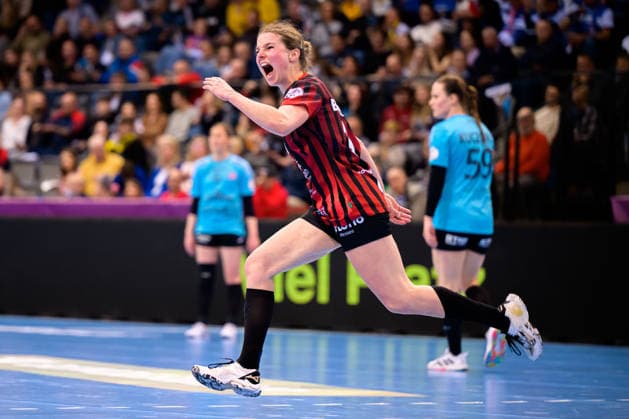 Handball DHB Cup, semi-final, Thueringer HC HSG Bensheim Auerbach Amelie Berger Bensheim Jubel Freude Emotion Torjubel Torschuetze Torschütze Stuttgart Porsche Arena Baden Württemberg Germany