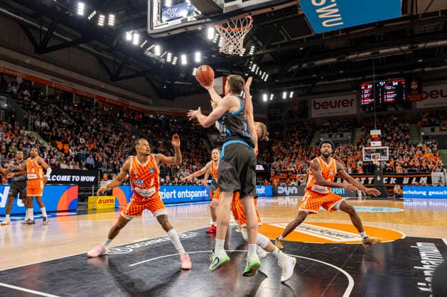 easyCredit BBL Ratiopharm Ulm vs Science City Jena 14 03 2026 Ulm, GERMANY 14 March 2026 Jack Pagenkof Science City Jena, 11 finishing at the basket during the game between Ratiopharm Ulm and Science City Jena on matchday 24 of the easyCredit BBL at the ratiopharm Arena Ulm Copyright: xBEAUTIFULxSPORTS Steinx