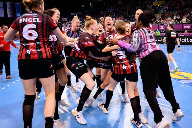 Handball DHB Cup, semi-final, Thueringer HC HSG Bensheim Auerbach the team from Bensheim, final cheer final cheer emotion joy Stuttgart Porsche Arena Baden Württemberg Germany