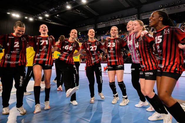 Handball DHB Cup, semi-final, Thueringer HC HSG Bensheim Auerbach the team from Bensheim Final cheer Final cheer Emotion Joy Stuttgart Porsche Arena Baden Württemberg Germany