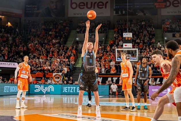 easyCredit BBL Ratiopharm Ulm vs Science City Jena 14 03 2026 Ulm, GERMANY 14 March 2026 Malik Osborne Ratiopharm Ulm, 10 at the free throw during the game between Ratiopharm Ulm and Science City Jena on matchday 24 of the easyCredit BBL at the ratiopharm Arena Ulm Copyright: xBEAUTIFULxSPORTS Steinx