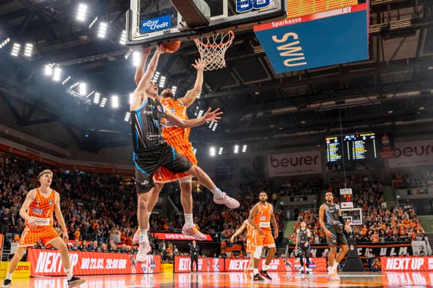 easyCredit BBL Ratiopharm Ulm vs Science City Jena 14 03 2026 Ulm, GERMANY 14 March 2026 Joe Wieskamp Science City Jena, 10 vs Christopher Ledlum Ratiopharm Ulm, 4 at the basket during the game between Ratiopharm Ulm and Science City Jena on matchday 24 of the easyCredit BBL at the ratiopharm Arena Ulm Copyright: xBEAUTIFULxSPORTS Steinx