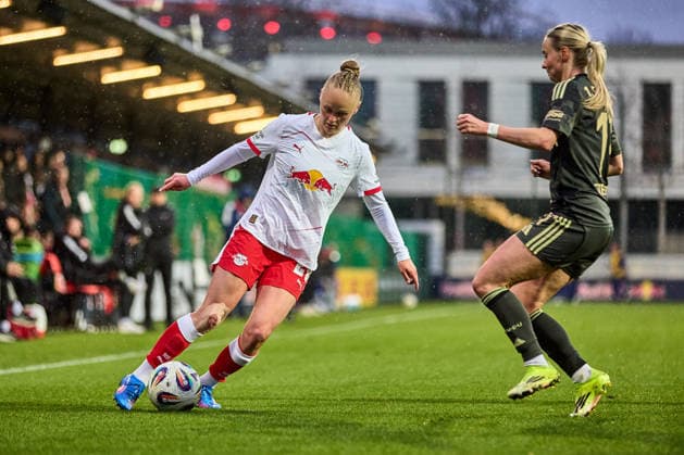 14 03 2026, GER, Womens Soccer, BL, 2025 2026, RB Leipzig 1 FC Union Berlin Victoria Krug 20, RB Leipzig, left, action, with ball, duel, on the sideline, in the rain Leipzig training center of the Red Bull Saxony Germany