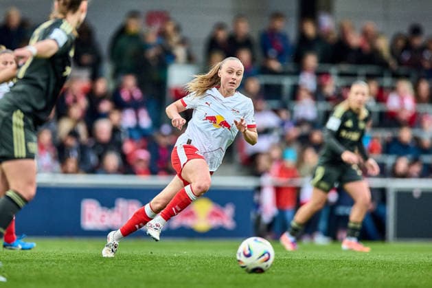 14 03 2026, GER, Womens Soccer, BL, 2025 2026, RB Leipzig 1 FC Union Berlin Lou Ann Joly 6, RB Leipzig , free pose, action, with ball, looks to the ball, running Leipzig training center of the Red Bull Saxony Germany