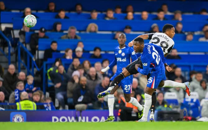 Chelsea v Newcastle United Premier League Joe Willock of Newcastle United flicks on a header against MoisÃ s Caicedo of Chelsea during the Premier League match at Stamford Bridge, London 14 03 2026 UK Newspapers OUT Copyright: xGraemexWilcocksonx FIL-23131-0042