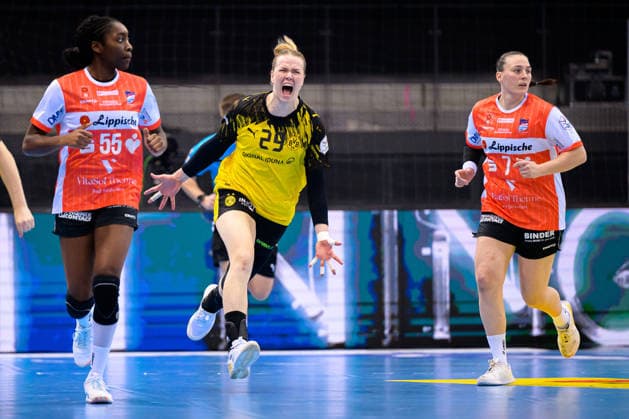 Handball DHB Pokal, Semi-final, Borussia Dortmund HSG Blomberg Lippe Emma Olsson Dortmund Jubel Freude Emotion Torjubel Torschuetze Torschütze Stuttgart Porsche Arena Baden Württemberg Germany