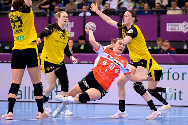 Handball DHB Cup, semi-final, Borussia Dortmund HSG Blomberg Lippe Maxi Muehlner Blomberg Stuttgart Porsche Arena Baden Württemberg Germany
