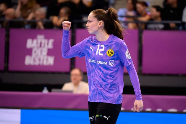 Handball DHB Cup, semi-final, Borussia Dortmund HSG Blomberg Lippe Goalkeeper Sarah Wachter Dortmund Jubel Freude Emotion Stuttgart Porsche Arena Baden Württemberg Germany