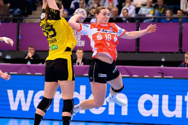 Handball DHB Cup, semi-final, Borussia Dortmund HSG Blomberg Lippe v li Guro Nestaker Dortmund , Maxi Muehlner Blomberg Stuttgart Porsche Arena Baden Württemberg Germany