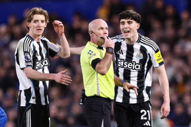 Chelsea gegen Newcastle United 14. März 2026, London Premier League Fußball Chelsea gegen Newcastle United Tino Livramento von Newcastle United und Anthony Gordon von Newcastle United beschweren sich bei Schiedsrichter Paul Tierney Foto Jacques Feeney Abseits London UK  Copyright: xJacquesxFeeneyx xOffsidexOffside