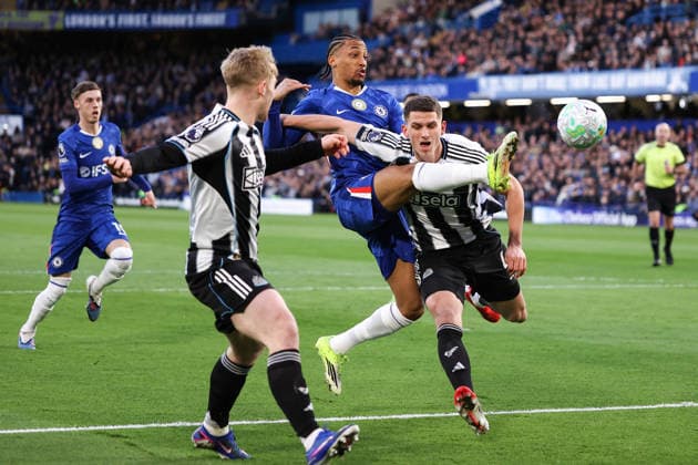 Chelsea - Newcastle United 14. März 2026, London Premier League Fußball Chelsea - Newcastle United Joao Pedro (Chelsea) streckt sich, um den Ball vor Sven Botman (Newcastle United) zu erreichen Foto Jacques Feeney Abseits London UK  Copyright: xJacquesxFeeneyx xOffsidexOffside