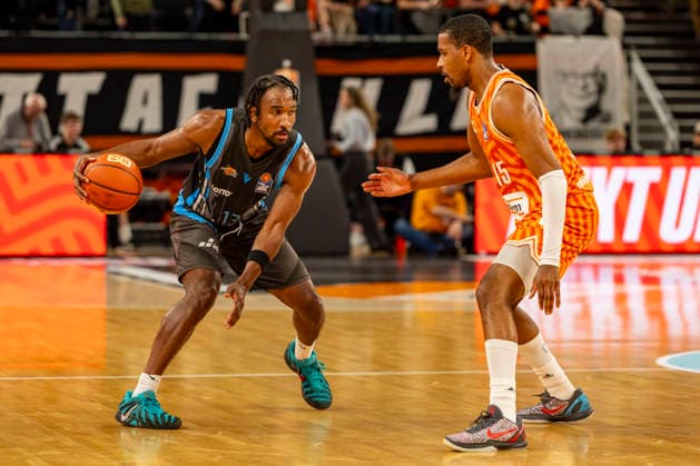 easyCredit BBL Ratiopharm Ulm vs Science City Jena 14 03 2026 Ulm, GERMANY 14 March 2026 Keith Braxton jr Science City Jena, 13 in a duel against Justin Simon Ratiopharm Ulm, 15 during the match between Ratiopharm Ulm and Science City Jena on matchday 24 of the easyCredit BBL at the ratiopharm Arena Ulm Copyright: xBEAUTIFULxSPORTS Steinx