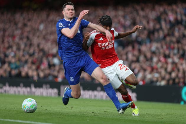 Arsenal gegen Everton 14. März 2026 London Arsenal gegen Everton Premier League Fußball Michael Keane von Everton fordert Noni Madueke von Arsenal heraus Foto von Mark Leech London UK  Copyright: xMarkxLeechxOffside