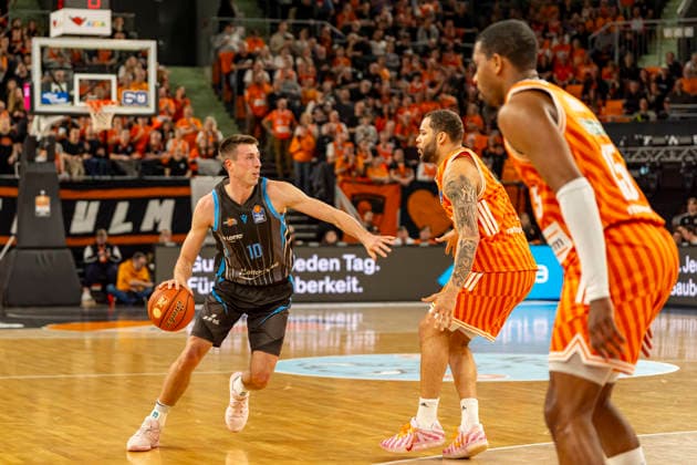 easyCredit BBL Ratiopharm Ulm vs Science City Jena 14 03 2026 Ulm, GERMANY 14 March 2026 Joe Wieskamp Science City Jena, 10 against Christopher Ledlum Ratiopharm Ulm, 4 and Justin Simon Ratiopharm Ulm, 15 during the build-up during the game between Ratiopharm Ulm and Science City Jena on matchday 24 of the easyCredit BBL at the ratiopharm Arena Ulm Copyright: xBEAUTIFULxSPORTS Steinx