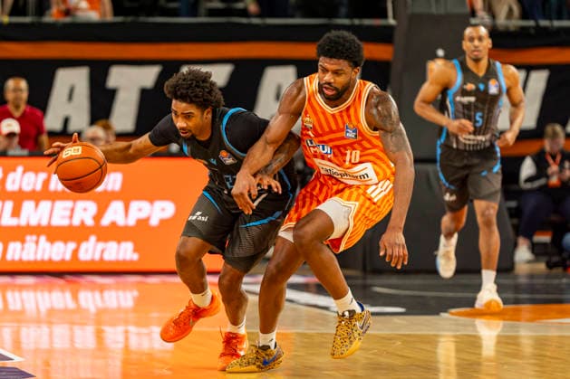 easyCredit BBL Ratiopharm Ulm vs Science City Jena 14 03 2026 Ulm, GERMANY 14 March 2026 Javon Franklin Science City Jena, 22 in a duel against Malik Osborne Ratiopharm Ulm, 10 during the match between Ratiopharm Ulm and Science City Jena on matchday 24 of the easyCredit BBL at the ratiopharm Arena Ulm Copyright: xBEAUTIFULxSPORTS Steinx