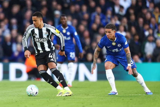 Chelsea v Newcastle United, English Premier League, Stamford Bridge, London, UK - 14 03 2026 Jacob Ramsey of Newcastle United is shadowed by Enzo Fernandez of Chelsea during the Premier League game at Stamford Bridge London Stamford Bridge London GBR, UK NEWSPAPERS OUT Copyright: xMarkxGreenwoodx