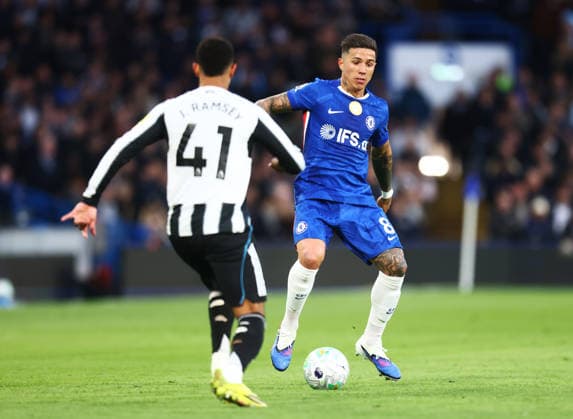 Chelsea v Newcastle United, English Premier League, Stamford Bridge, London, UK - 14 03 2026 Enzo Fernandez of Chelseatakes on Jacob Ramsey of Newcastle United during the Premier League game at Stamford Bridge London Stamford Bridge London GBR, UK NEWSPAPERS OUT Copyright: xMarkxGreenwoodx
