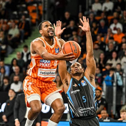 GER, BBL, ratiopharm Ulm vs Science City Jena 14 03 2026, ratiopharm arena, Neu Ulm, GER, BBL, ratiopharm Ulm vs Science City Jena, in the picture Justin Simon Ulm, 15 , Chris Carter Jena, 5 nordphotoxGmbHx xHafner nph00200