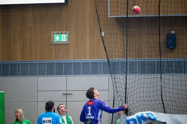14 03 2026 Handball, 2025 2026, 1 Bundesliga, 25 Matchday, GWD Minden HSG Wetzlar Malte Semisch Minden retrieves a ball from the safety net