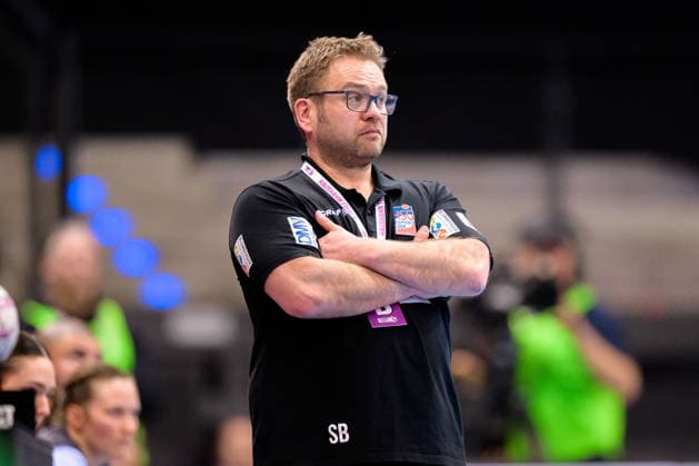 Handball DHB Cup, semi-final, Borussia Dortmund HSG Blomberg Lippe Coach Steffen Birkner Blomberg Stuttgart Porsche Arena Baden Württemberg Germany