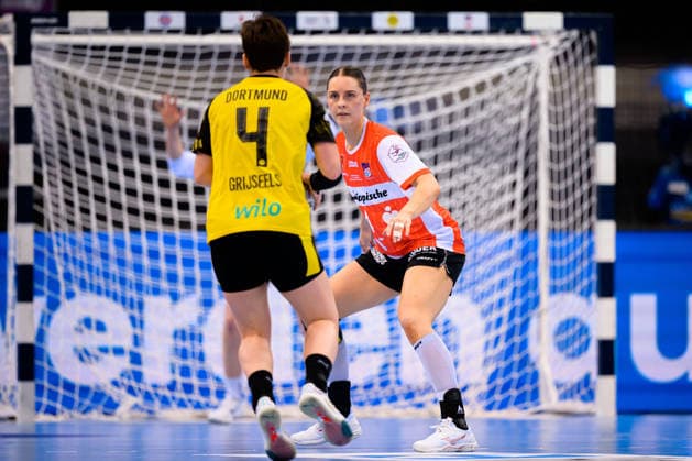 Handball DHB Cup, semi-final, Borussia Dortmund HSG Blomberg Lippe Alina Grijseels Dortmund , Andrea Jacobsen Blomberg Stuttgart Porsche Arena Baden Württemberg Germany
