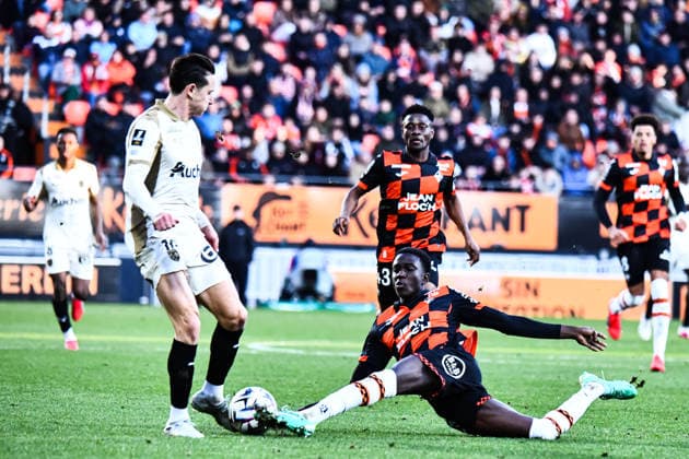 FOOTBALL : FC Lorient vs RC Lens - Ligue 1 - JournÃ e 26 - 14 03 2026 Abdoulaye Faye (FC Lorient) Florian Thauvin (RC Lens) LorientFrance  Copyright: xBaptistexAutissierx