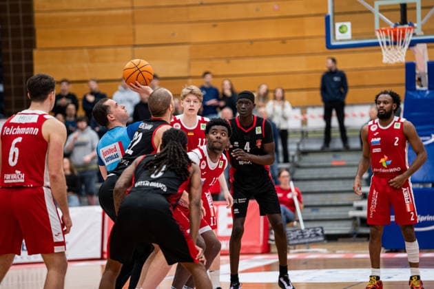 Paderborn Baskets GER vs Bayer Giants Leverkusen GER , Basketball, Barmer 2 Basketball Bundesliga Pro A, 27 Matchday, 14 3 2026, Season 2025 2026, Paderborn Jalen Lee Johnson Paderborn Baskets, 13 and Dennis Heinzmann Bayer Giants Leverkusen, 22 at the jump ball at the beginning of the game Paderborn Sportzentrum Maspernplatz Germany