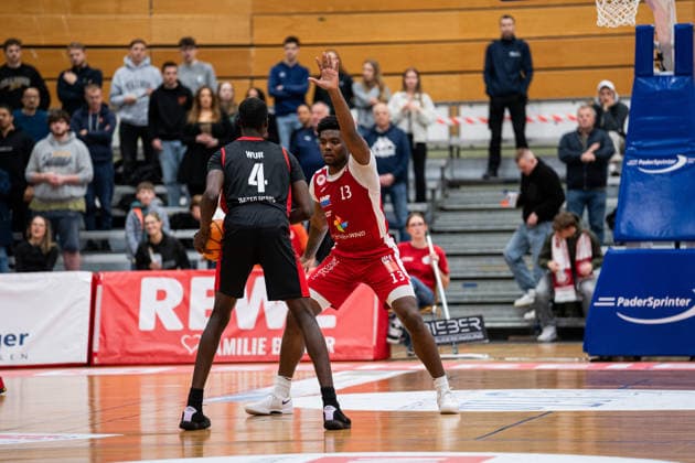 Paderborn Baskets GER vs Bayer Giants Leverkusen GER , Basketball, Barmer 2 Basketball Bundesliga Pro A, 27 Matchday, 14 3 2026, Season 2025 2026, Paderborn Jalen Lee Johnson Paderborn Baskets, 13 defends against Lok Lol Wur Bayer Giants Leverkusen, 04 Paderborn Sportzentrum Maspernplatz Germany