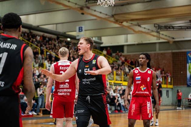 Paderborn Baskets GER vs Bayer Giants Leverkusen GER , Basketball, Barmer 2 Basketball Bundesliga Pro A, 27 Matchday, 14 3 2026, Season 2025 2026, Paderborn Soeren Urbansky Bayer Giants Leverkusen, 51 tries to calm down his teammates Paderborn Sportzentrum Maspernplatz Germany