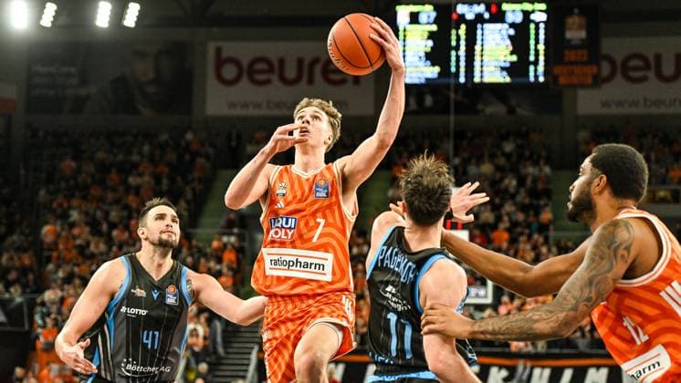 GER, BBL, ratiopharm Ulm vs Science City Jena 14 03 2026, ratiopharm arena, Neu Ulm, GER, BBL, ratiopharm Ulm vs Science City Jena, in the picture Tobias Brahe Jensen Ulm, 7 asserts himself and goes to the basket, Alex Herrera Jena, 41 nordphotoxGmbHx xHafner nph00200