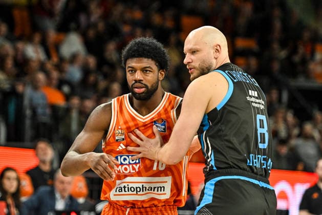 GER, BBL, ratiopharm Ulm vs Science City Jena 14 03 2026, ratiopharm arena, Neu Ulm, GER, BBL, ratiopharm Ulm vs Science City Jena, pictured Malik Osborne Ulm, 10 , Robin Christen Jena, 8 nordphotoxGmbHx xHafner nph00200
