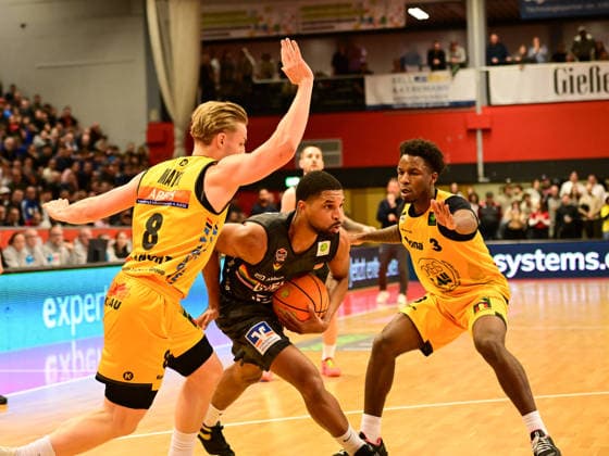 Lucas Mayer 8, Kyle Castlin 7, Charles Harris 3 2 Bundesliga Pro A, 27 Matchday, 46ers, Basketball, Basketball season 2025 2026, BBL, Germany, Gießen 46ers Bozic Estriche Knights Kirchheim, Gießen in gray, Men, Kirchheim yellow