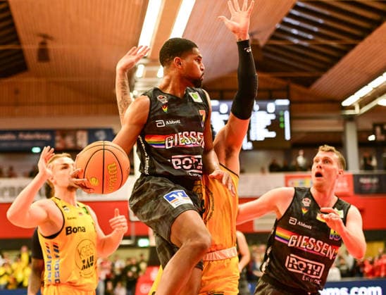 Lucas Mayer 8, Kyle Castlin 7, Charles Harris 3 2 Bundesliga Pro A, 27 Matchday, 46ers, Basketball, Basketball season 2025 2026, BBL, Germany, Gießen 46ers Bozic Estriche Knights Kirchheim, Gießen in gray, Men, Kirchheim yellow
