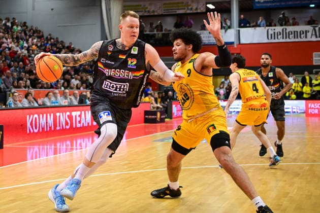 Robin Benzing, Tylan Pope 2 Bundesliga Pro A, 27 Matchday, 46ers, Basketball, Basketball season 2025 2026, BBL, Germany, Gießen 46ers Bozic Estriche Knights Kirchheim, Gießen in gray, Men, Kirchheim yellow